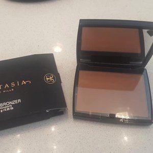 Anastasia Bronzer in Rich Amber